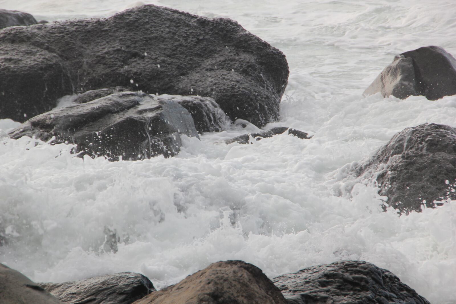 Canon EOS 550D (EOS Rebel T2i / EOS Kiss X4) sample photo. Jeju island, waves, sea photography