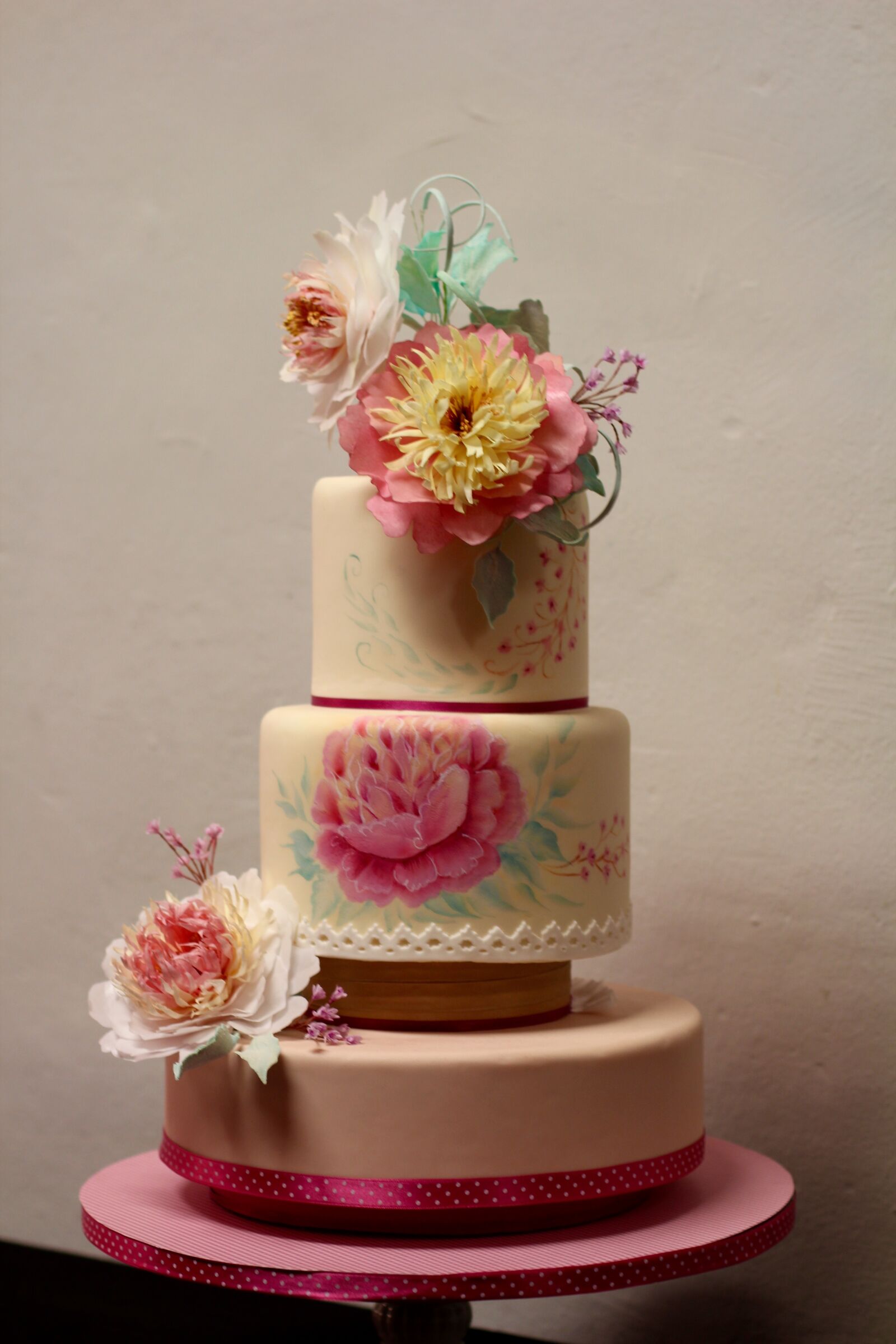 Canon EOS 600D (Rebel EOS T3i / EOS Kiss X5) + Canon EF 50mm F1.4 USM sample photo. Cake, pie art, decorated photography