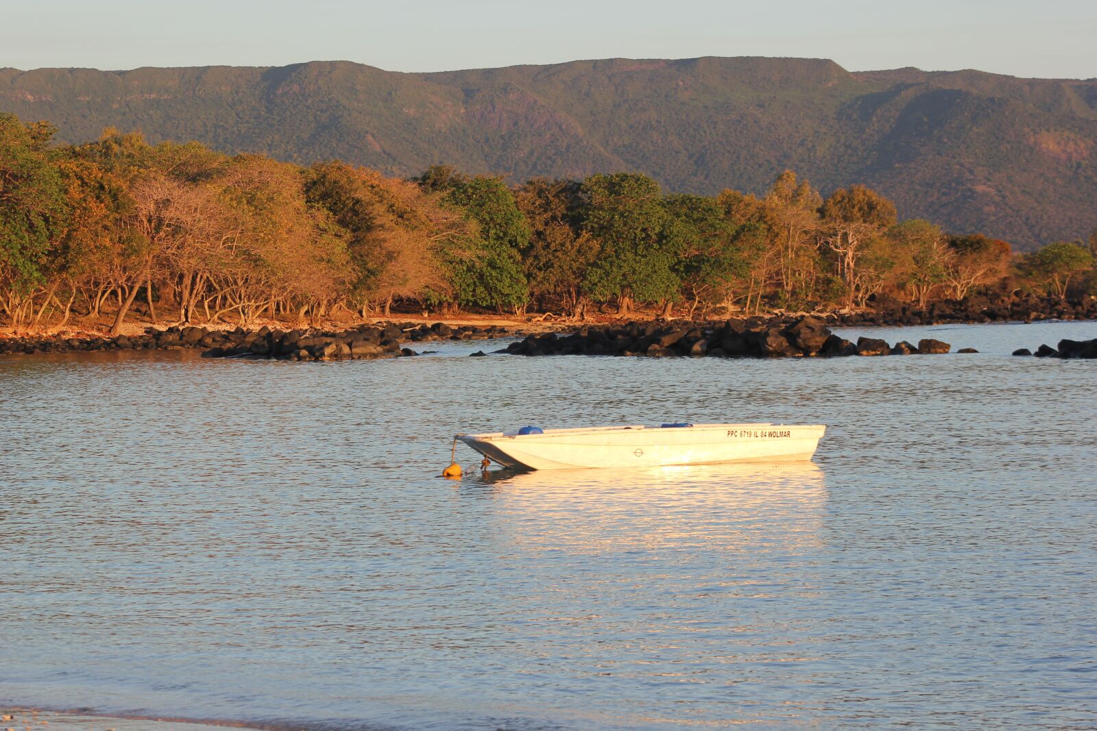 Canon EOS 550D (EOS Rebel T2i / EOS Kiss X4) sample photo. Boat, sea, lagoon photography