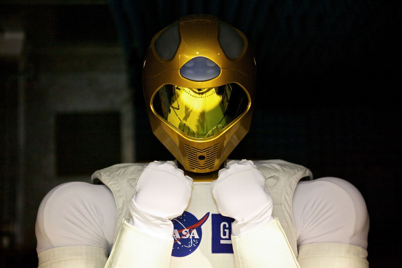 Canon EOS 5D Mark II sample photo. Robonaut 2, space, robot photography