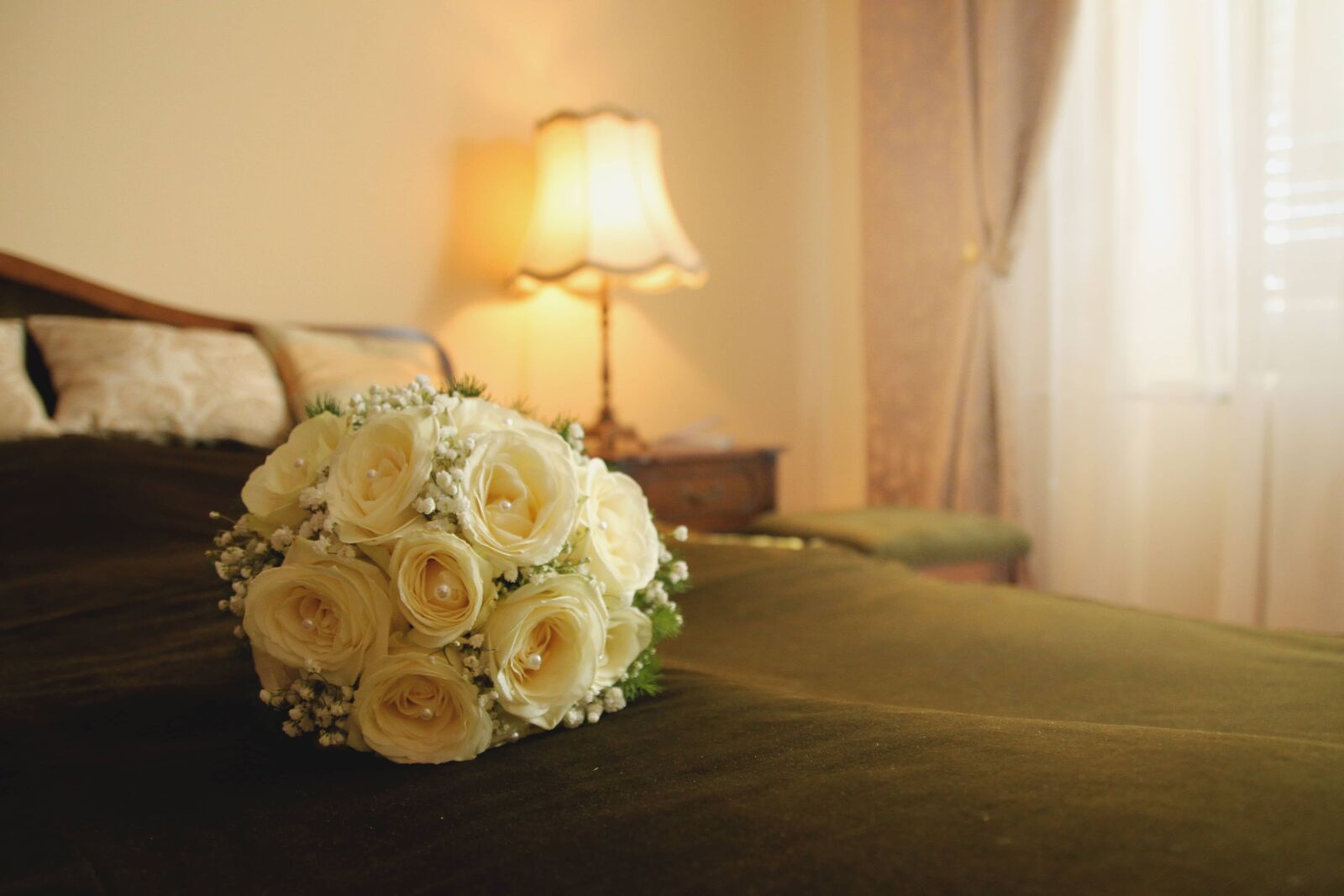 Canon EOS 7D + Canon EF-S 17-55mm F2.8 IS USM sample photo. Bedroom, bouquet, hotel, interior photography