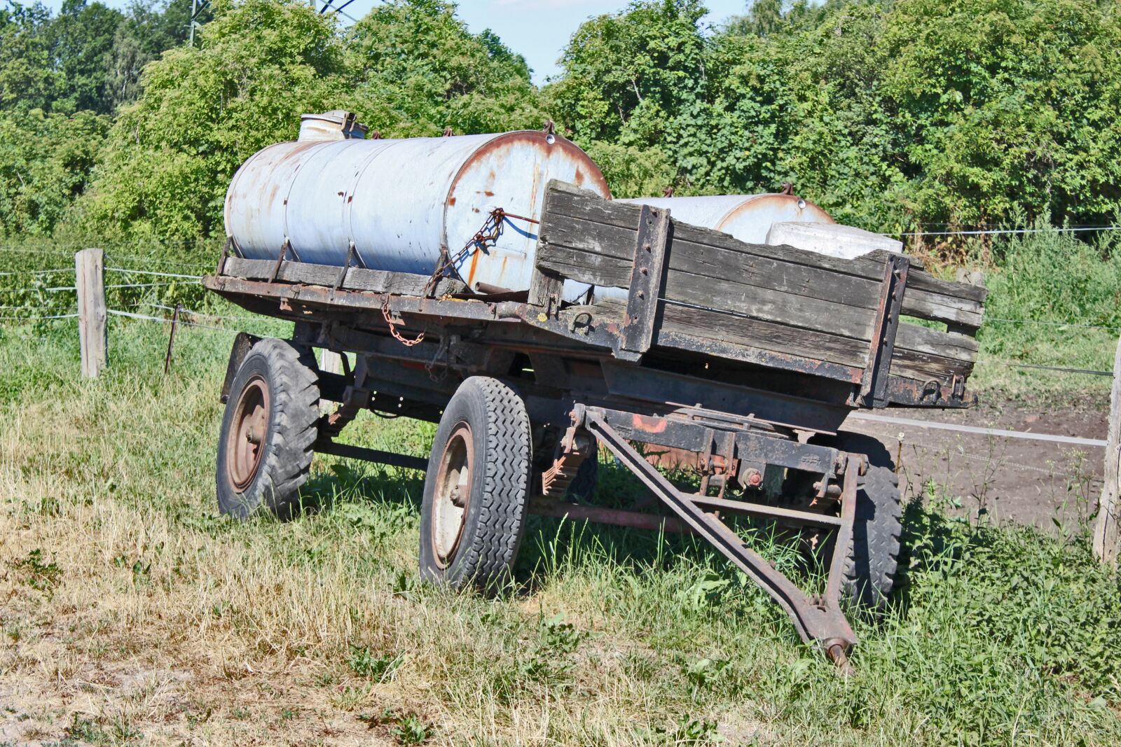 Canon EOS 500D (EOS Rebel T1i / EOS Kiss X3) sample photo. Agriculture, old, trailers photography