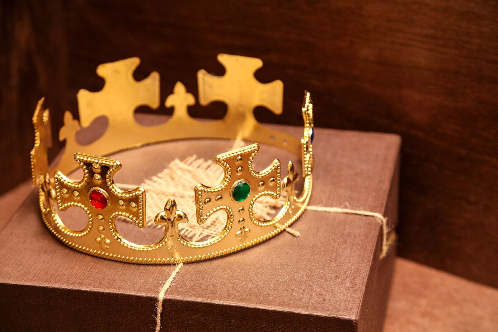 Canon EOS 5D Mark III sample photo. Crown, gift, surprise photography