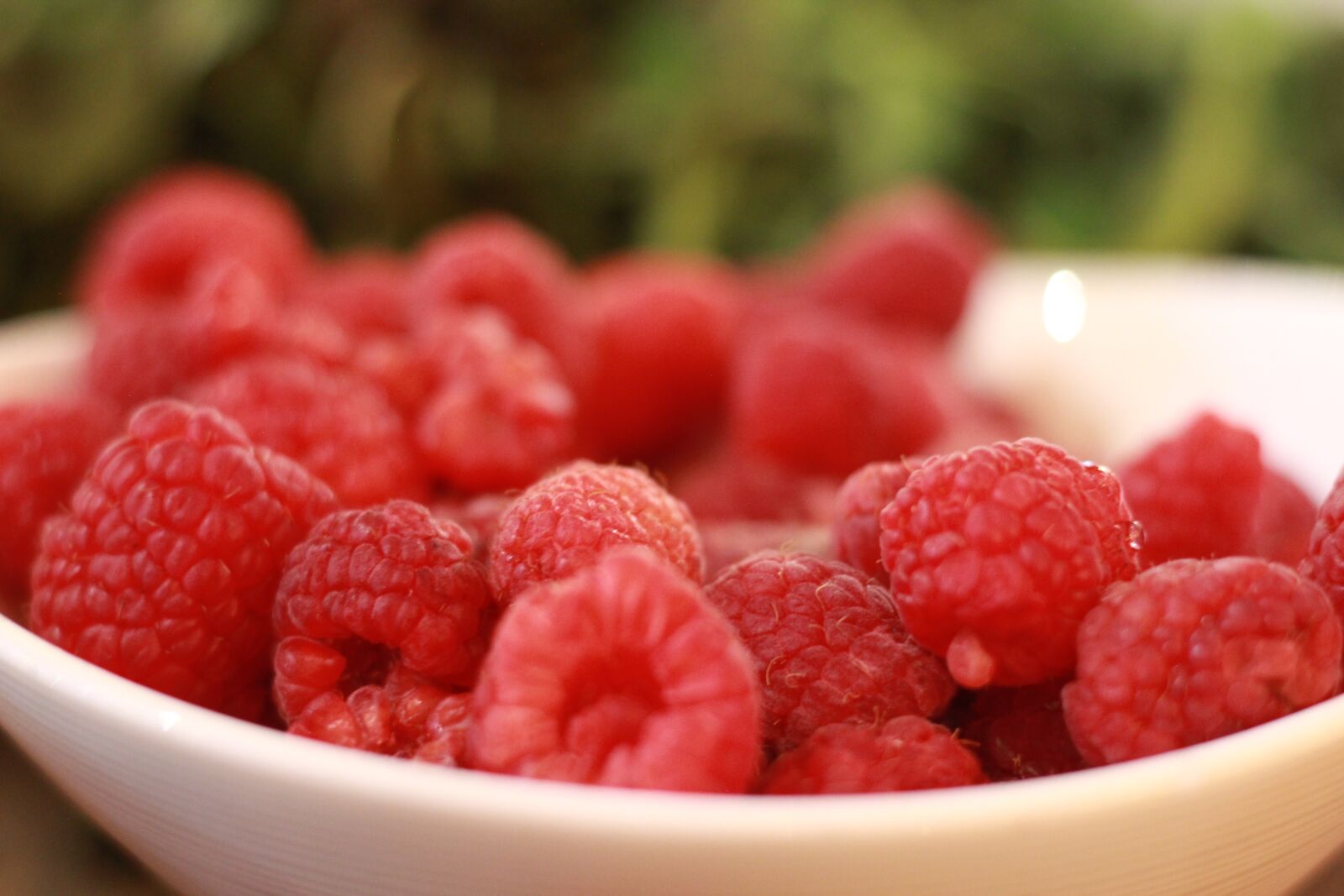 Canon EOS 1300D (EOS Rebel T6 / EOS Kiss X80) + Canon EF 50mm F1.8 STM sample photo. Fruit, raspberries, red fruits photography