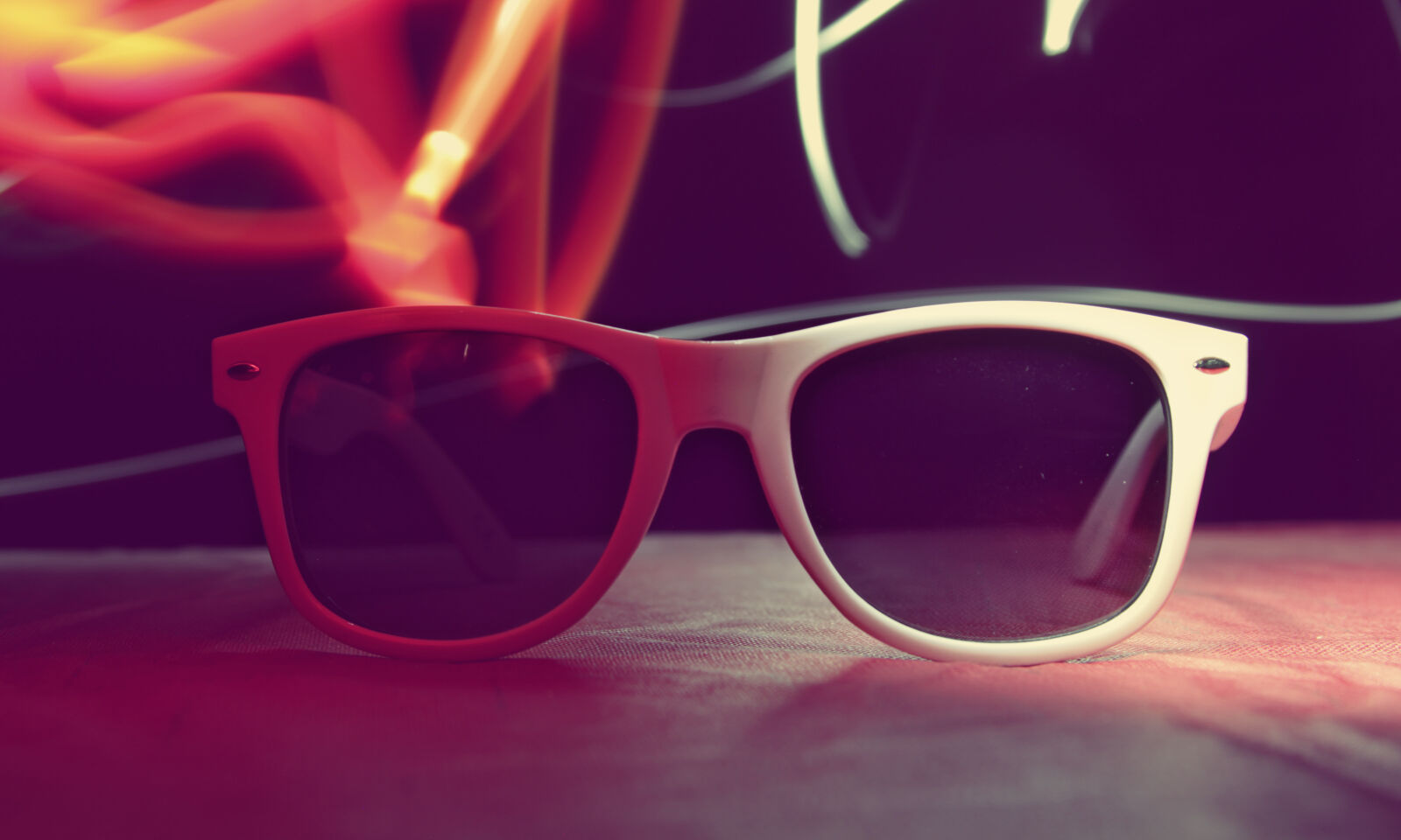 Canon EOS 550D (EOS Rebel T2i / EOS Kiss X4) sample photo. Glasses, light, painting, long photography