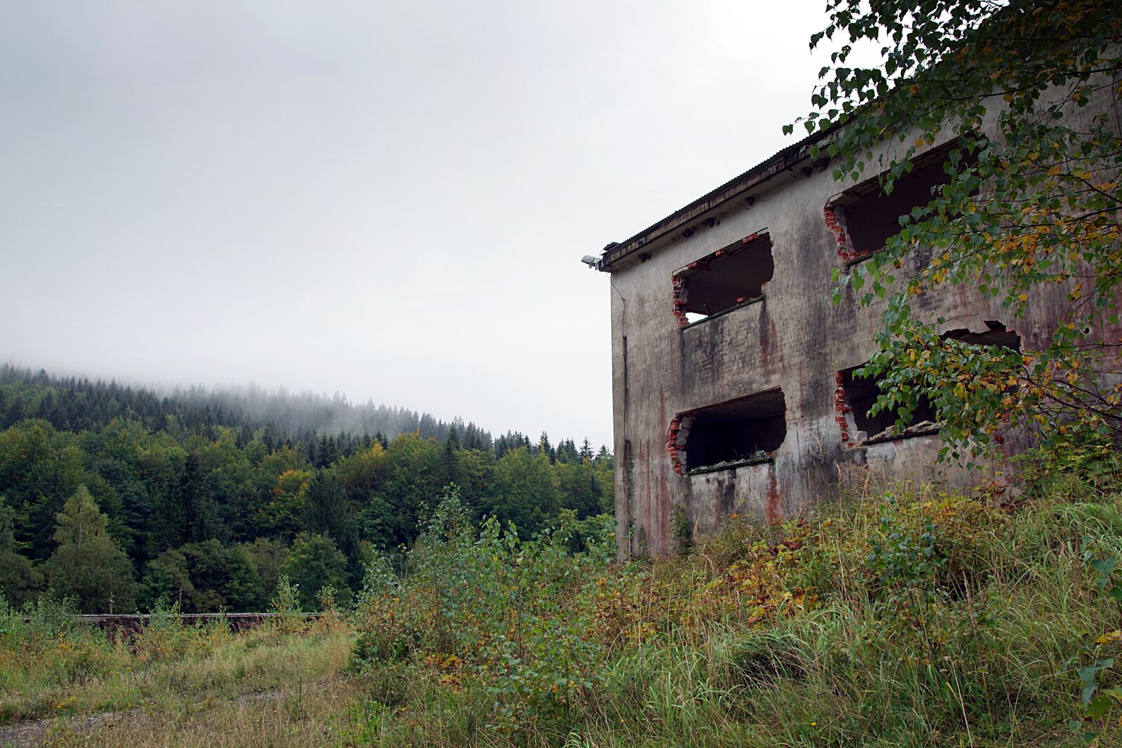 Pentax K-S2 sample photo. Crash, house, the war photography