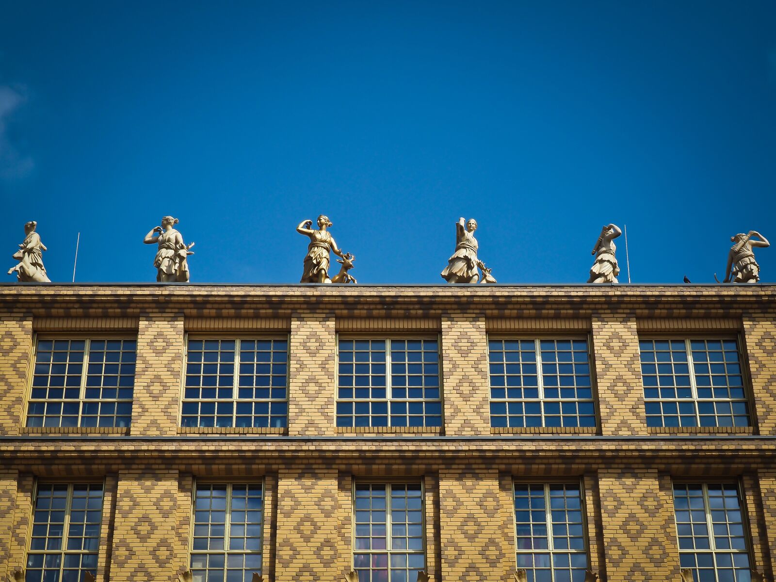 Olympus OM-D E-M10 sample photo. Architecture, figures, statue photography