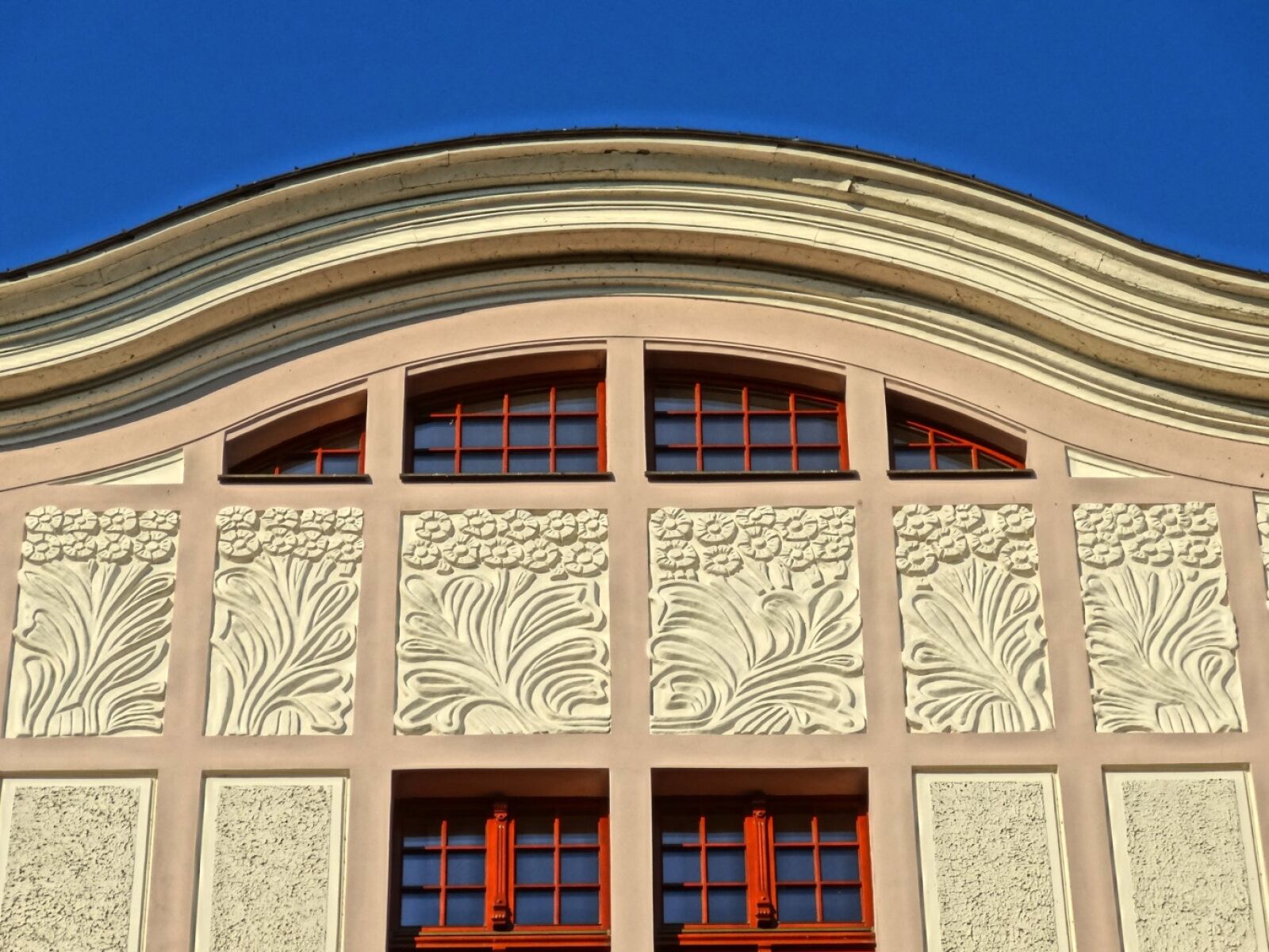 Sony Cyber-shot DSC-HX20V sample photo. Gable, pediment, architecture photography