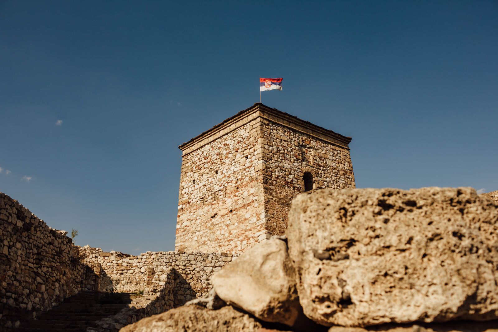 Canon EF-S 18-55mm F3.5-5.6 IS sample photo. Serbia, flag, castle, medieval photography
