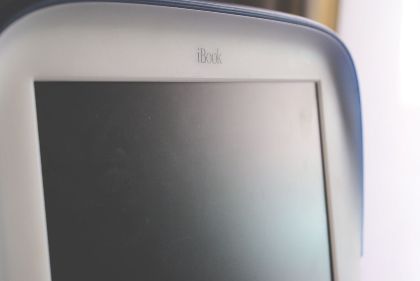 Sony Alpha DSLR-A100 sample photo. 1999, apple, ibook, laptop photography