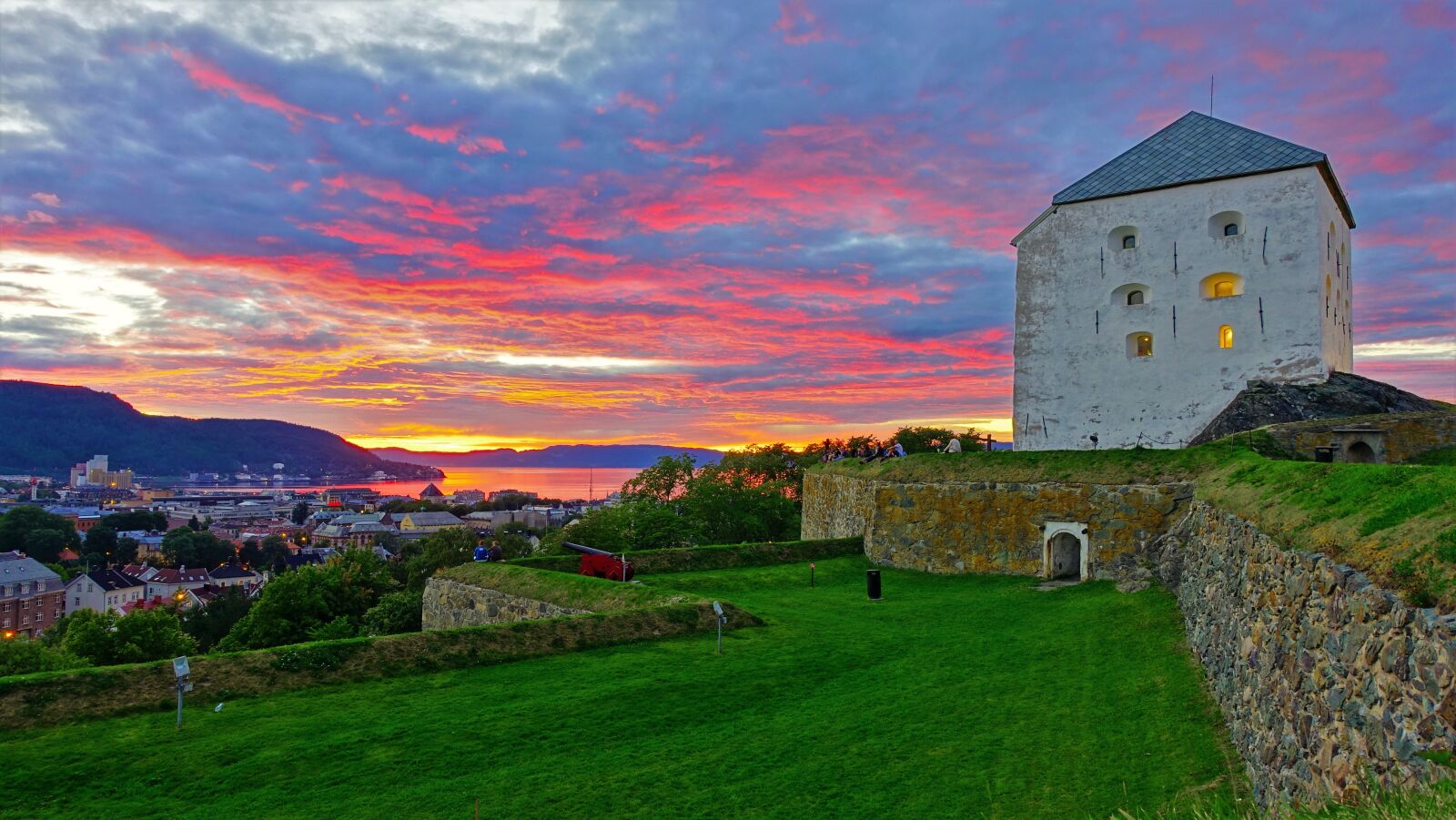 Sony Cyber-shot DSC-RX100 III sample photo. Clouds, festningen, fortress, kristiansten photography
