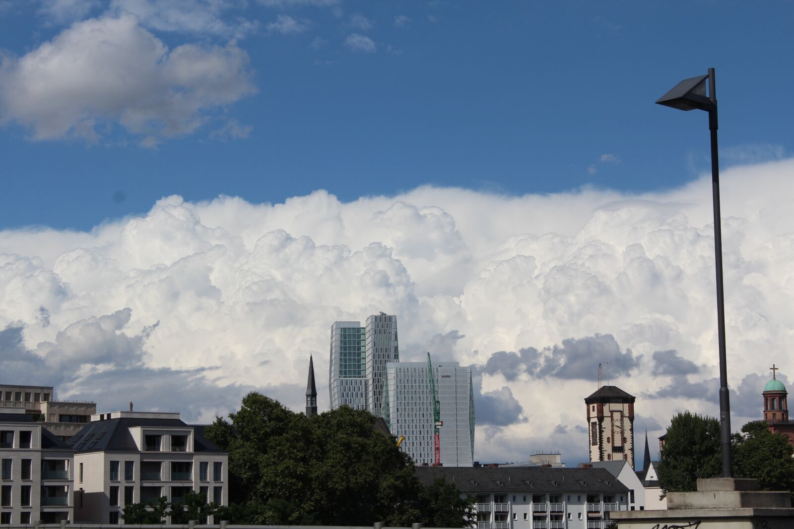 Canon EOS 600D (Rebel EOS T3i / EOS Kiss X5) sample photo. Cloud, threatening, city photography