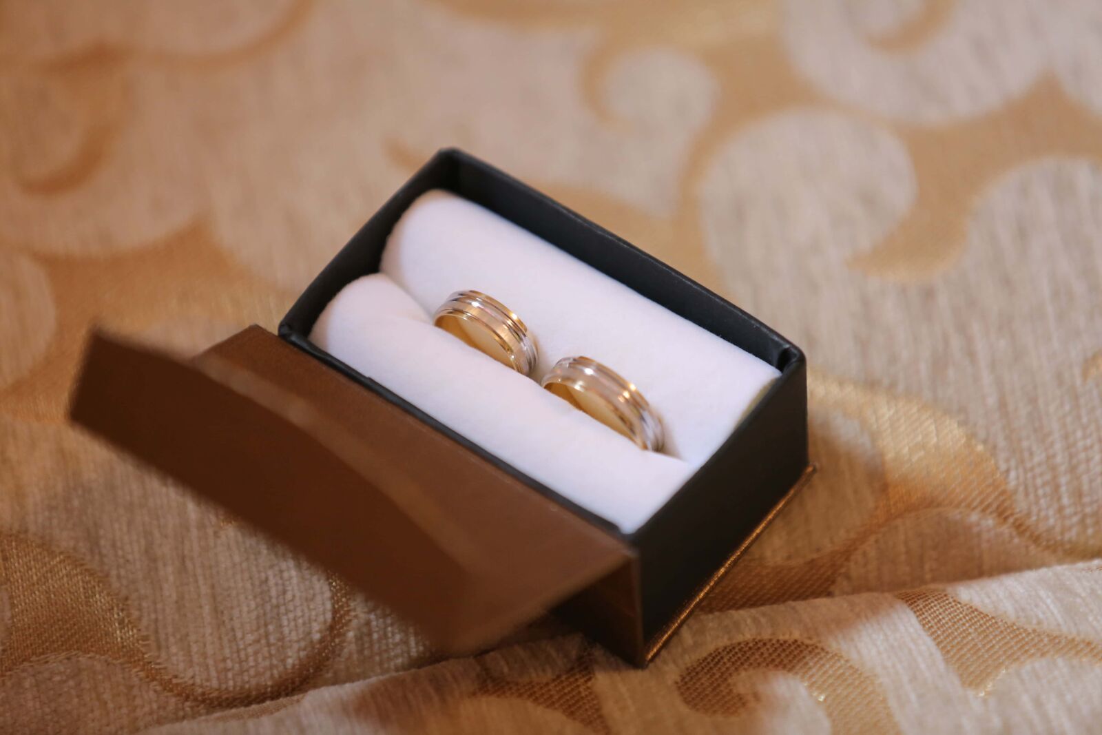 Canon EOS 5D Mark III sample photo. Gold, box, golden glow photography