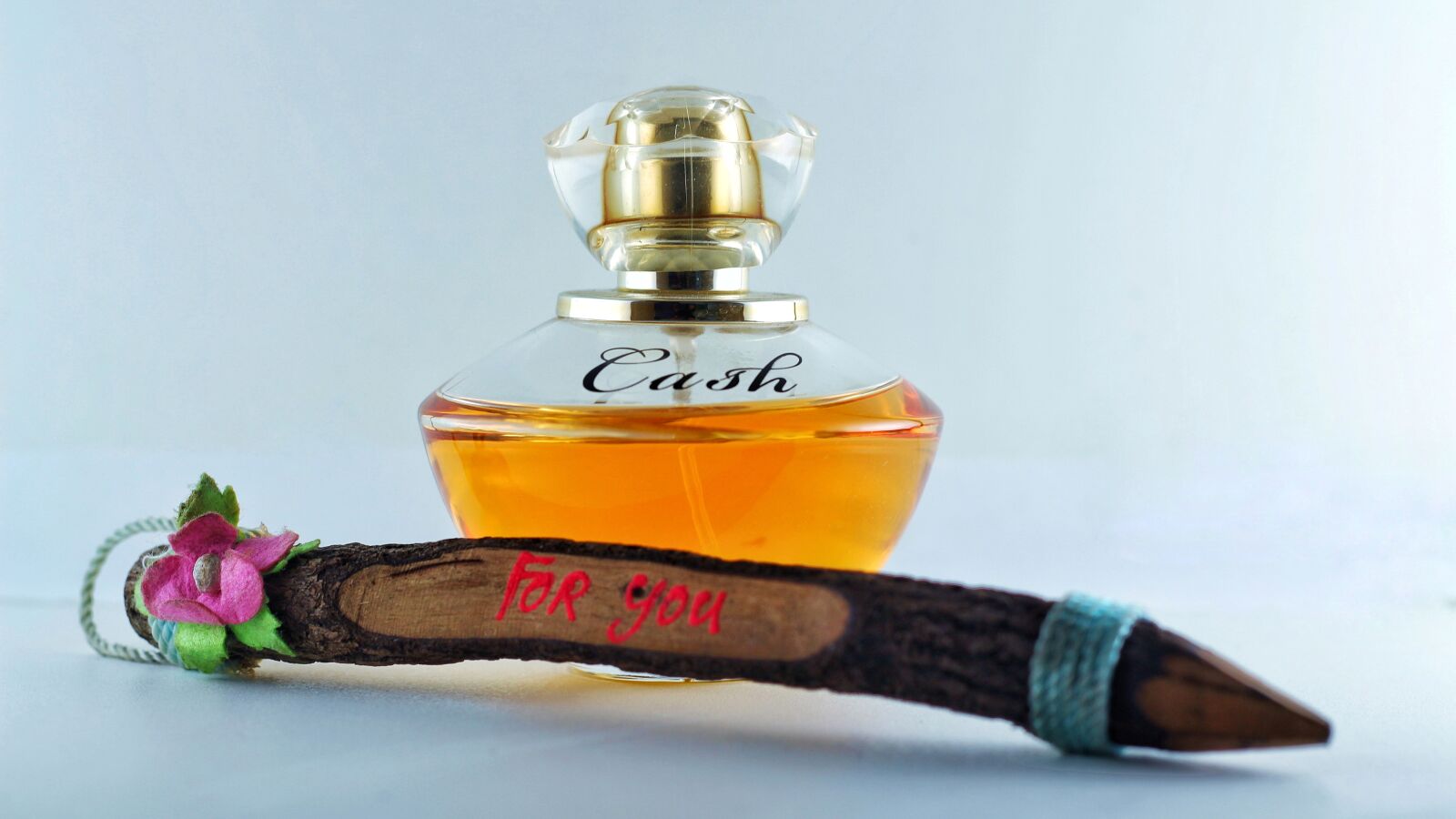 Canon EOS 650D (EOS Rebel T4i / EOS Kiss X6i) + Canon EF 50mm F1.8 II sample photo. Product, perfume, accessory photography