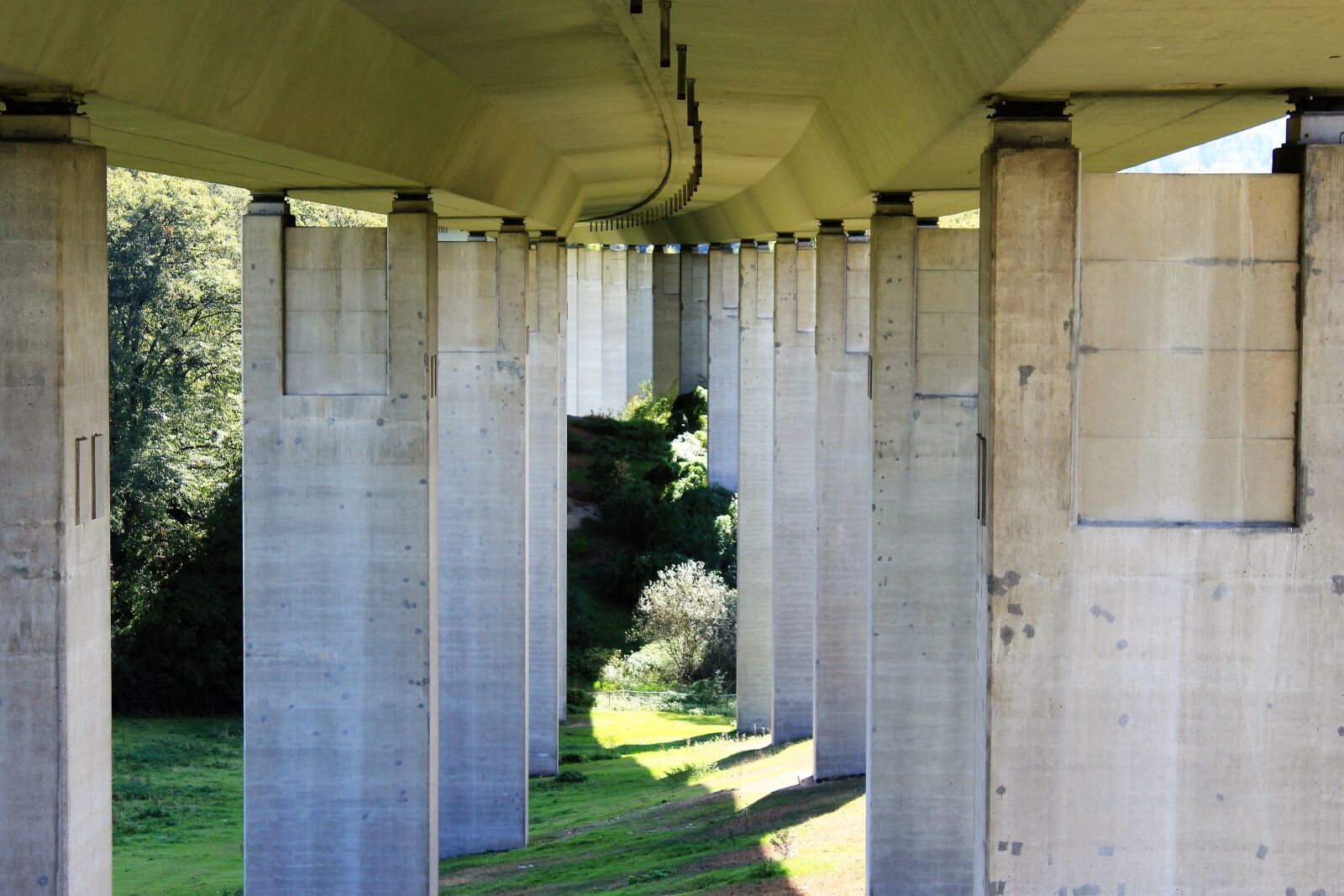 Canon EOS 550D (EOS Rebel T2i / EOS Kiss X4) sample photo. Highway, a44, bridge photography