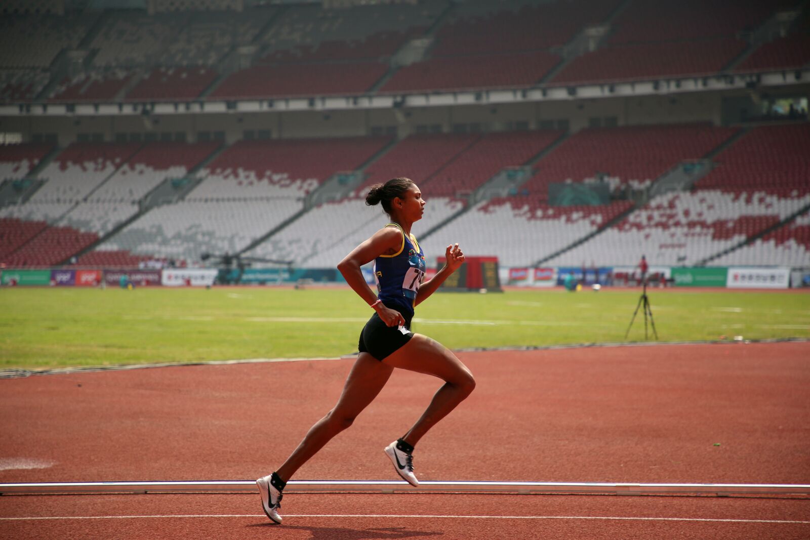 Canon EF 24-105mm F4L IS II USM sample photo. Woman, runner, sport photography