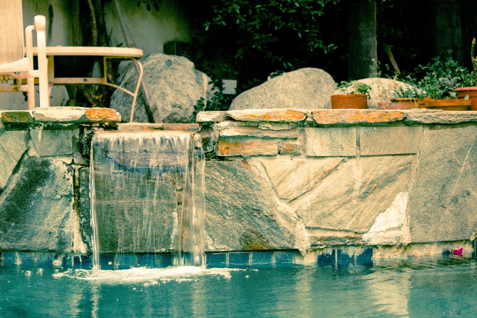 Canon EOS 1300D (EOS Rebel T6 / EOS Kiss X80) sample photo. Pool, waterfall, wet photography