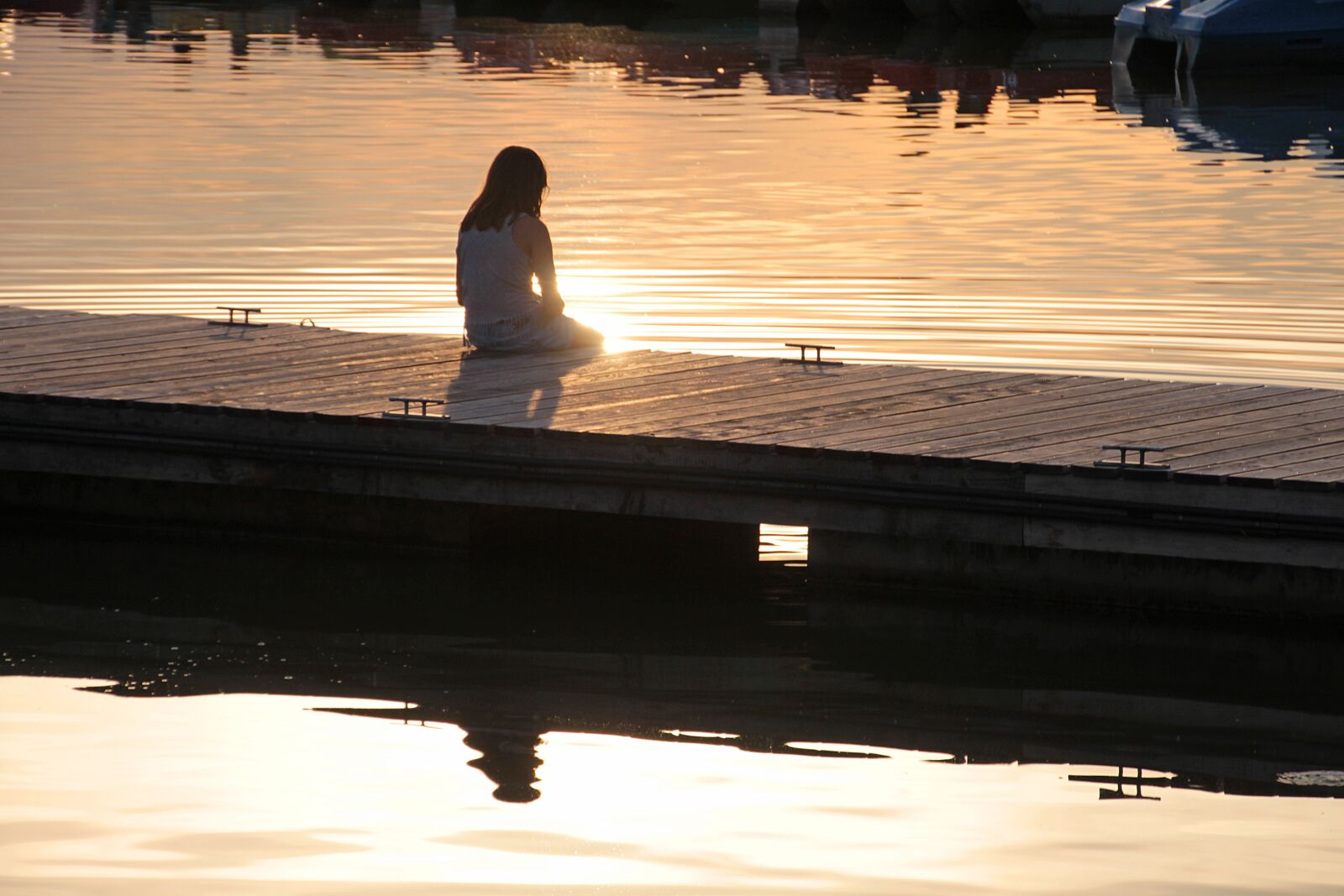 Canon EOS 700D (EOS Rebel T5i / EOS Kiss X7i) sample photo. Boat dock, girl, human photography