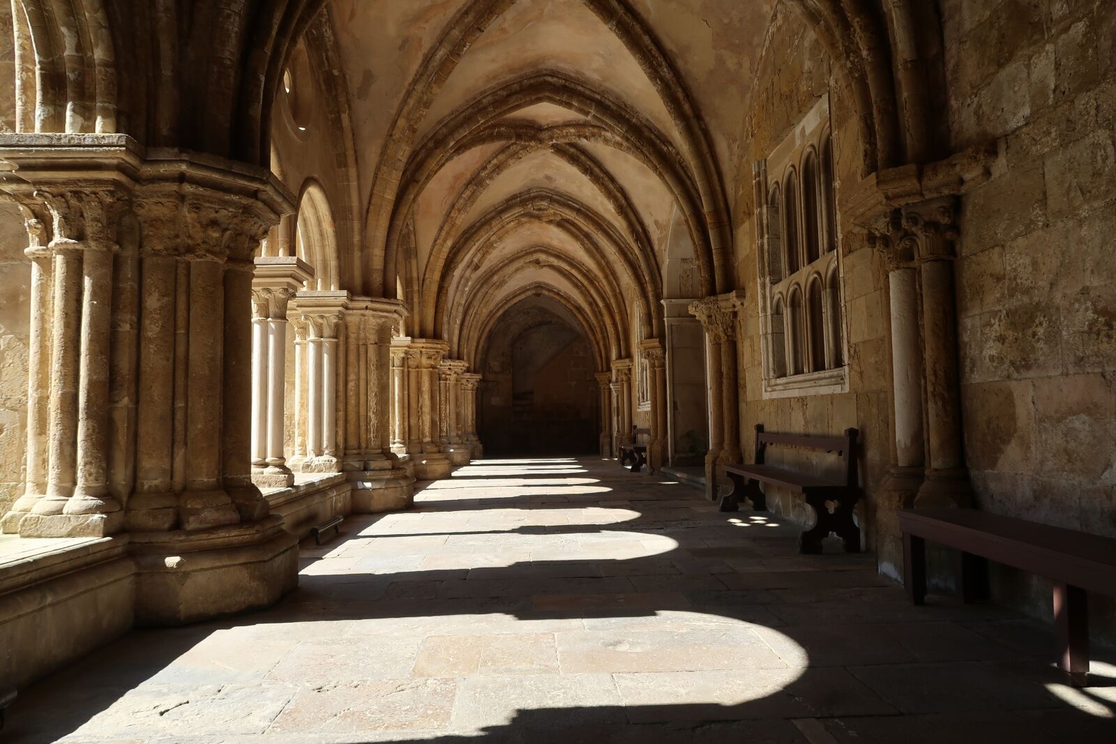 Canon PowerShot G7 X Mark II sample photo. Building, christianity, cloister photography