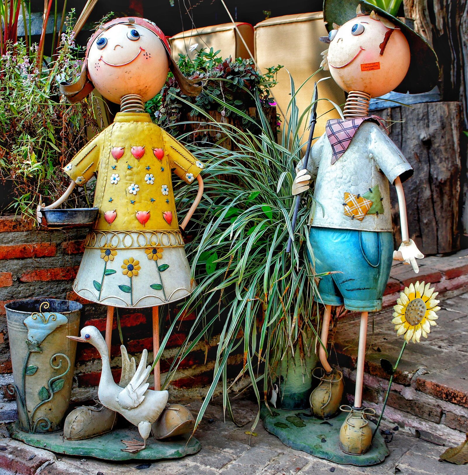 Sony Alpha NEX-3 + Sony E 18-55mm F3.5-5.6 OSS sample photo. Garden, tin, figures photography