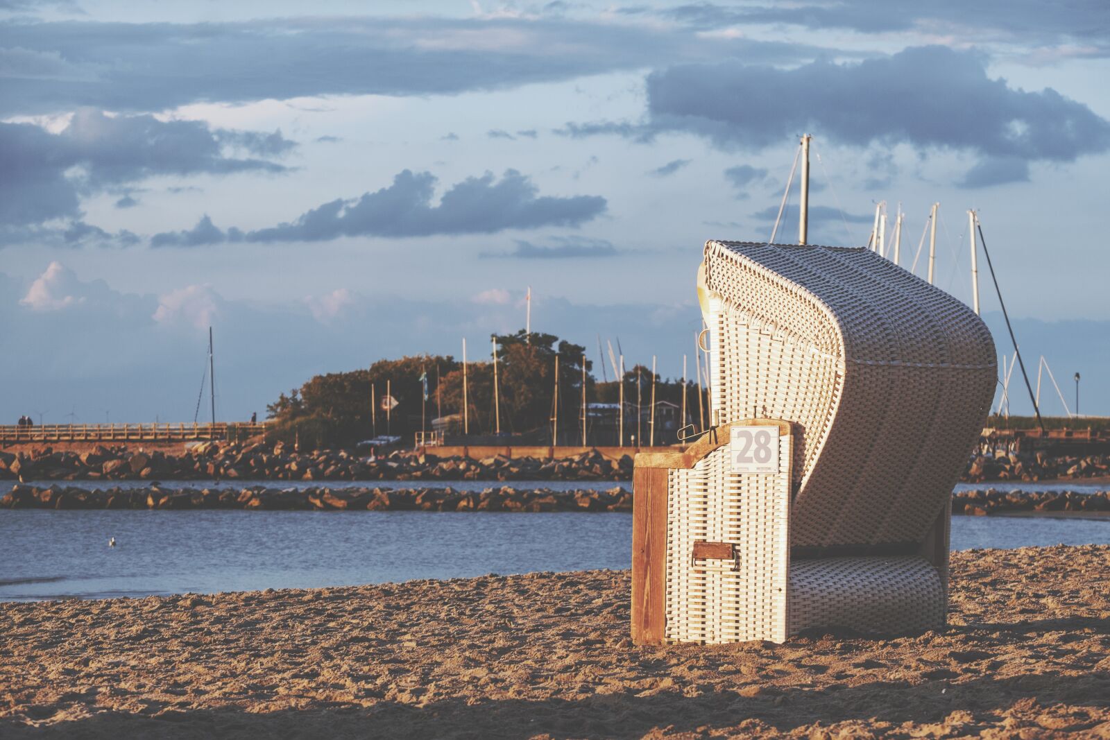 Fujifilm X-T2 + Fujifilm XF 55-200mm F3.5-4.8 R LM OIS sample photo. Beach chair, beach, sand photography