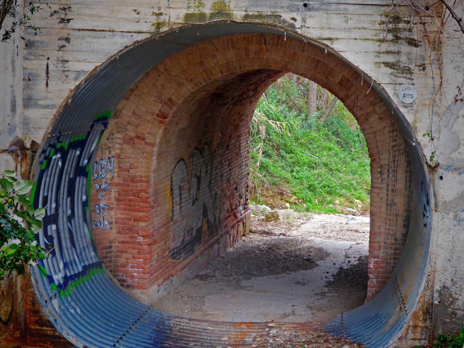 Panasonic Lumix DMC-FZ70 sample photo. Tunnel, drain, arc photography