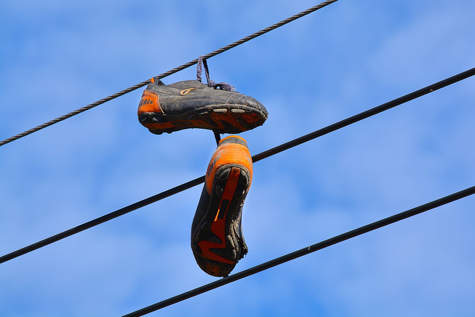Nikon D5200 sample photo. Shoes, wires, wire photography