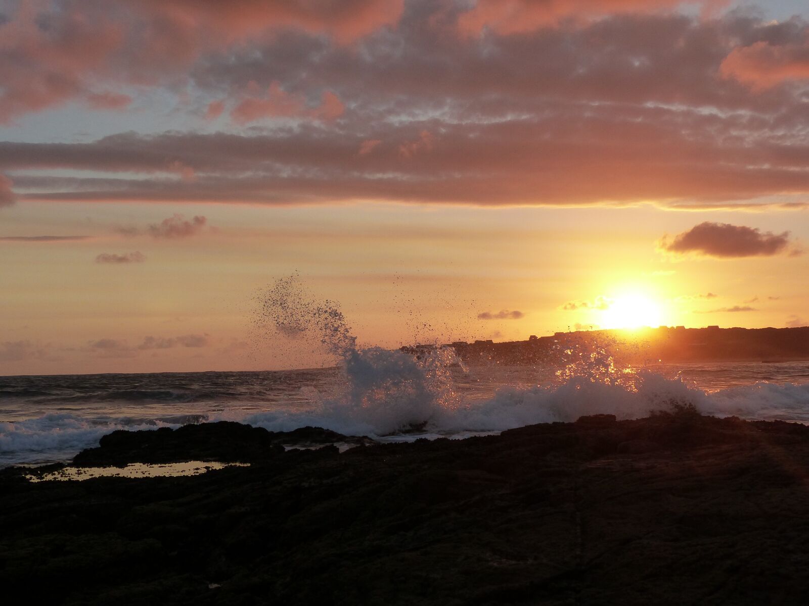 Panasonic Lumix DMC-FZ200 sample photo. Sunset, sea, wave photography
