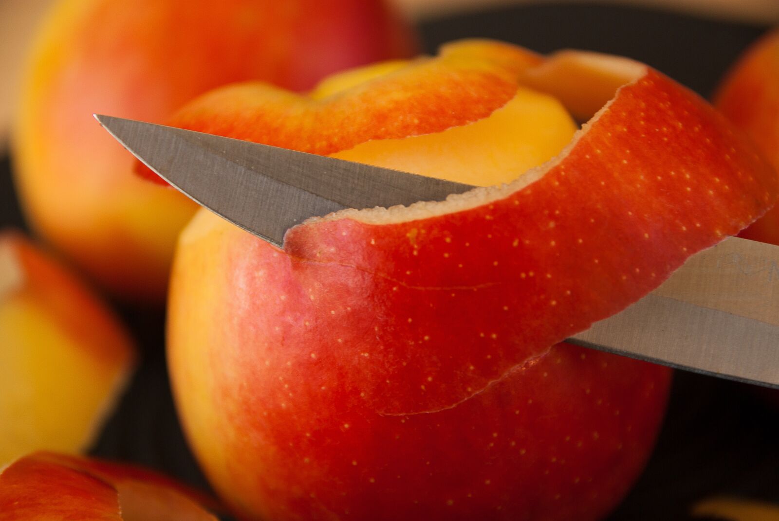 Pentax K10D sample photo. Apples, knife, fruit photography