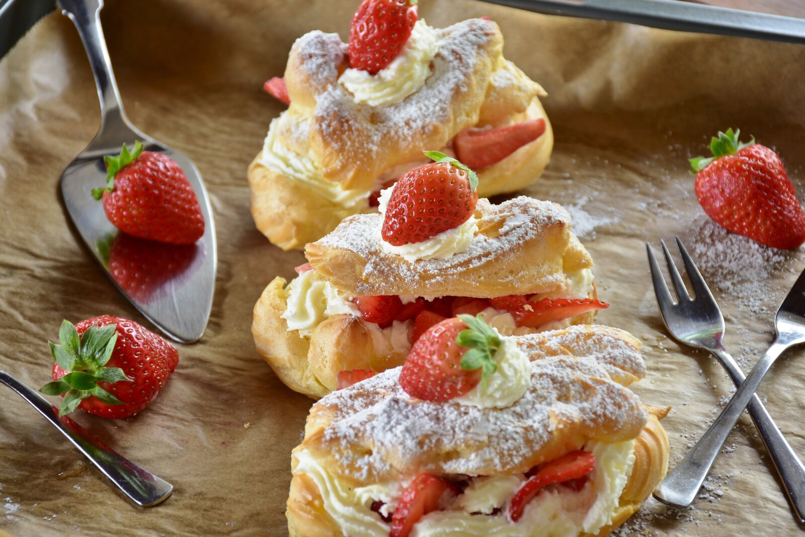 Nikon D7200 sample photo. Eclair, strawberry cake, strawberries photography
