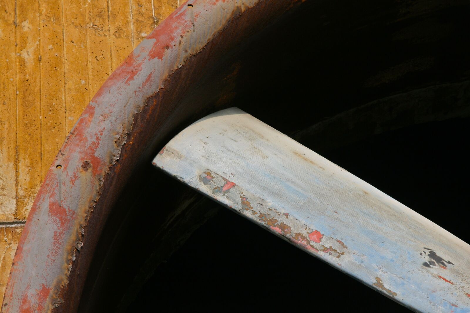 Canon EOS 400D (EOS Digital Rebel XTi / EOS Kiss Digital X) sample photo. Rust, metal, structure photography