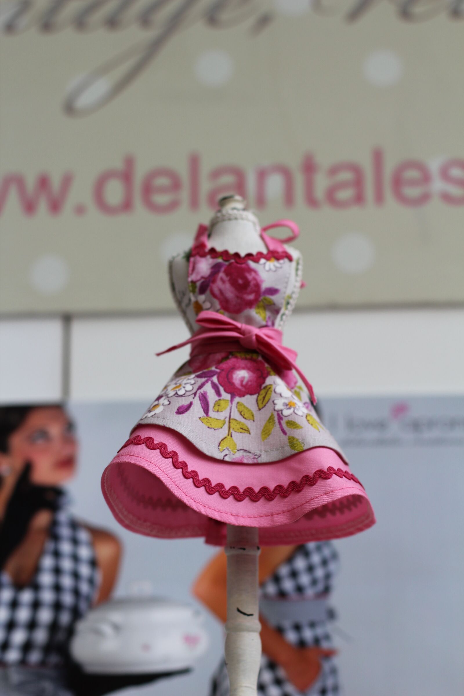 Canon EOS 600D (Rebel EOS T3i / EOS Kiss X5) + Canon EF 50mm F1.4 USM sample photo. K chengardarobe, housewife apron photography