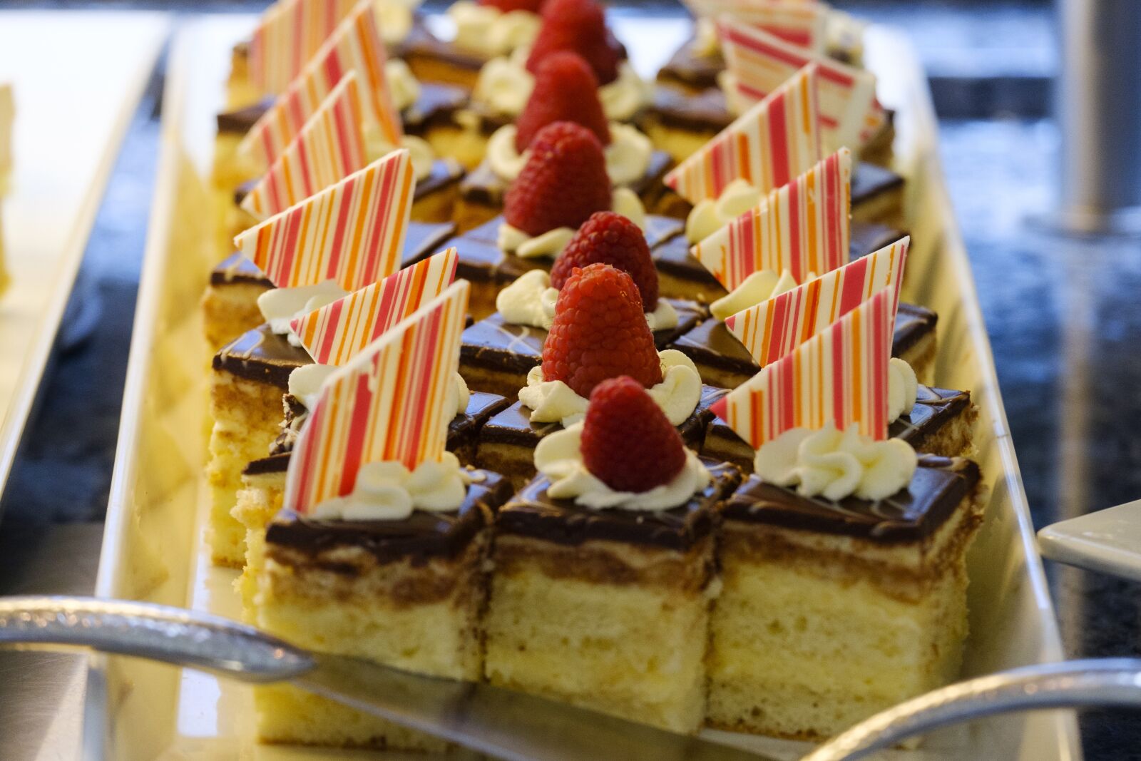 Fujifilm X-T2 + Fujifilm XF 55-200mm F3.5-4.8 R LM OIS sample photo. Dessert, cake, chunks photography