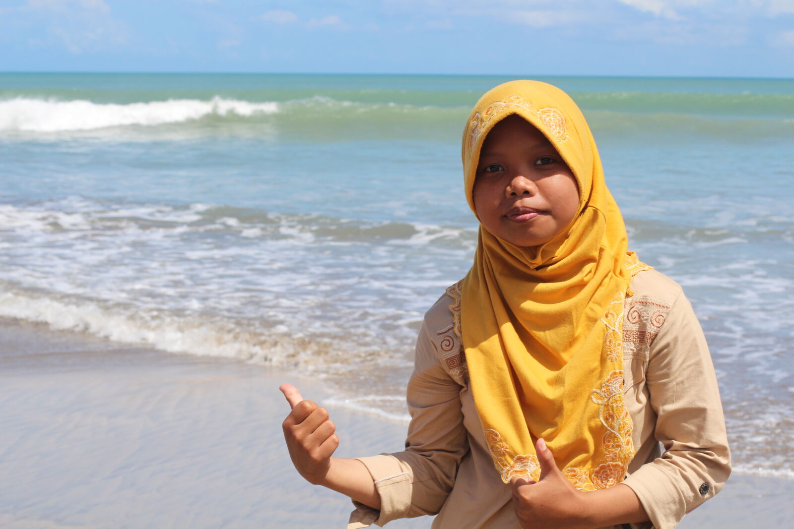 Canon EOS 650D (EOS Rebel T4i / EOS Kiss X6i) + Canon EF 50mm F1.4 USM sample photo. Beach, muslim, simple, traditional photography