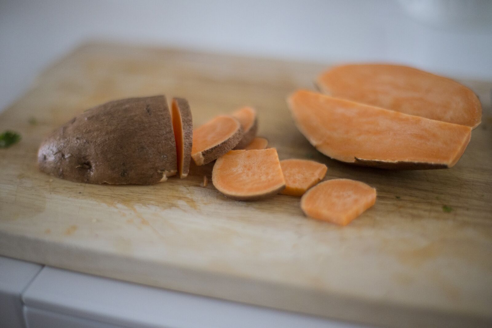 Canon EOS 6D + Canon EF 50mm F1.4 USM sample photo. Potatoes, cutting, board, wooden photography