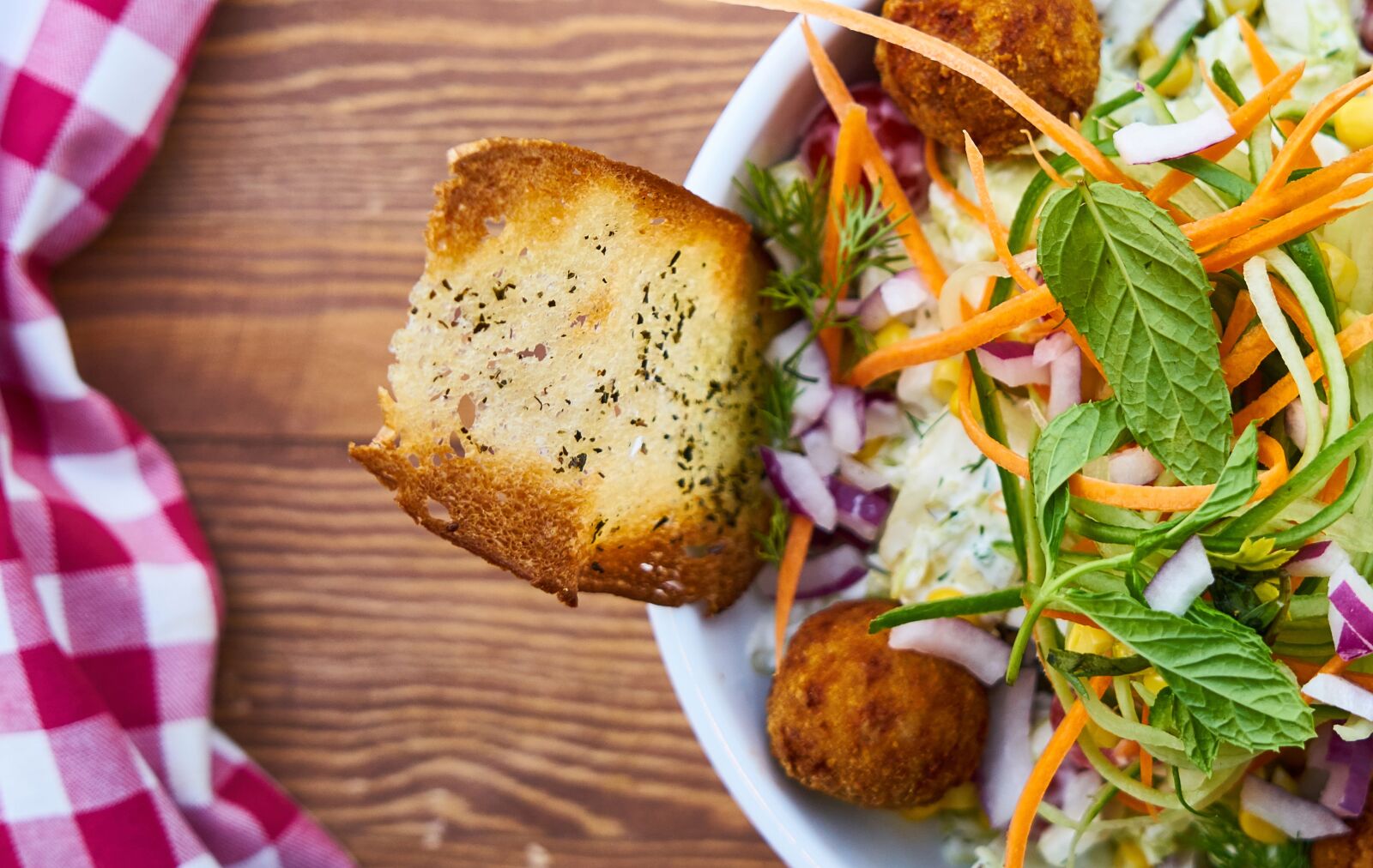 Sony a7R II sample photo. Bread, salad, table photography