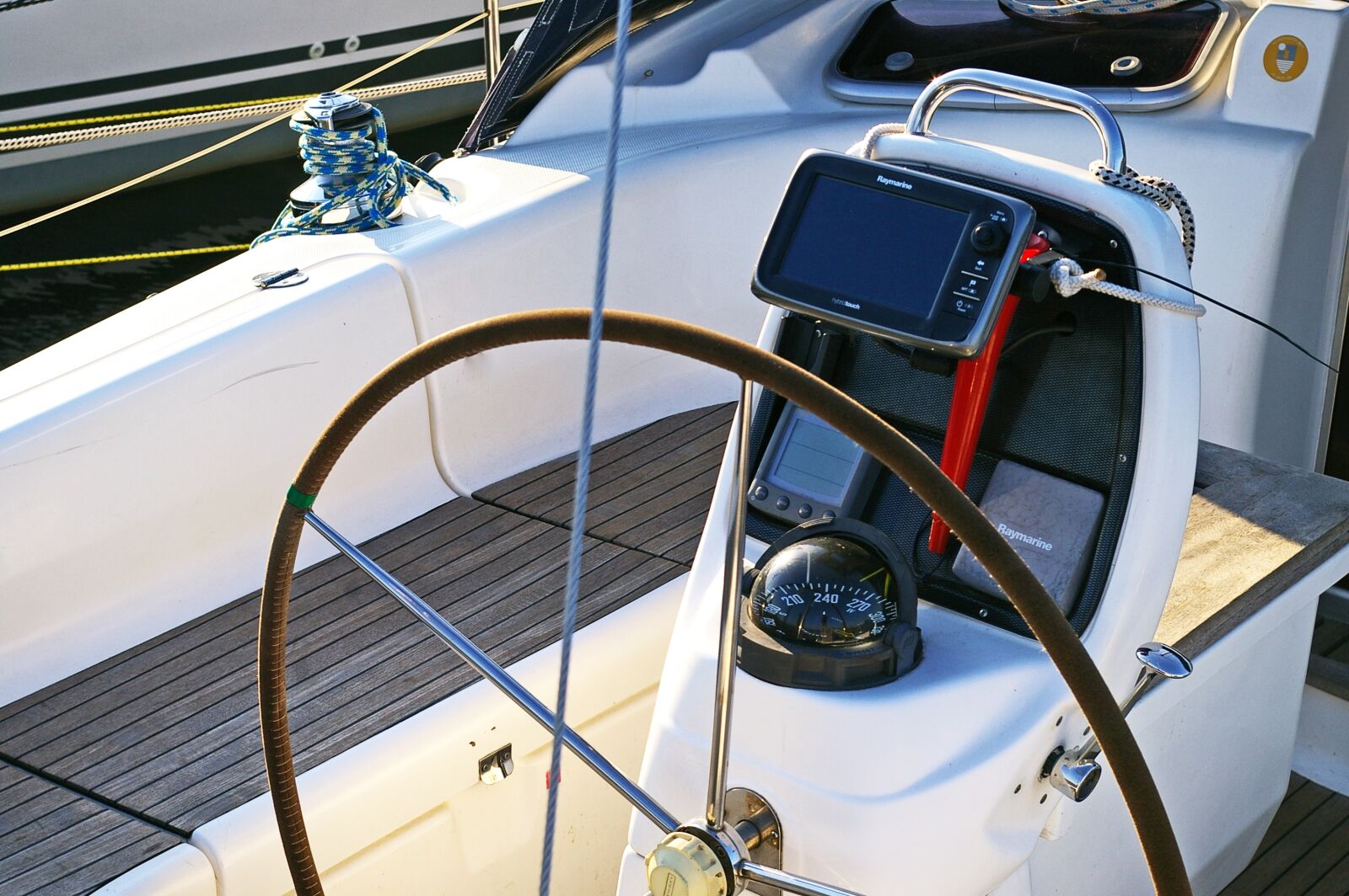 Pentax *ist DL2 sample photo. Sailing boat, steering wheel photography