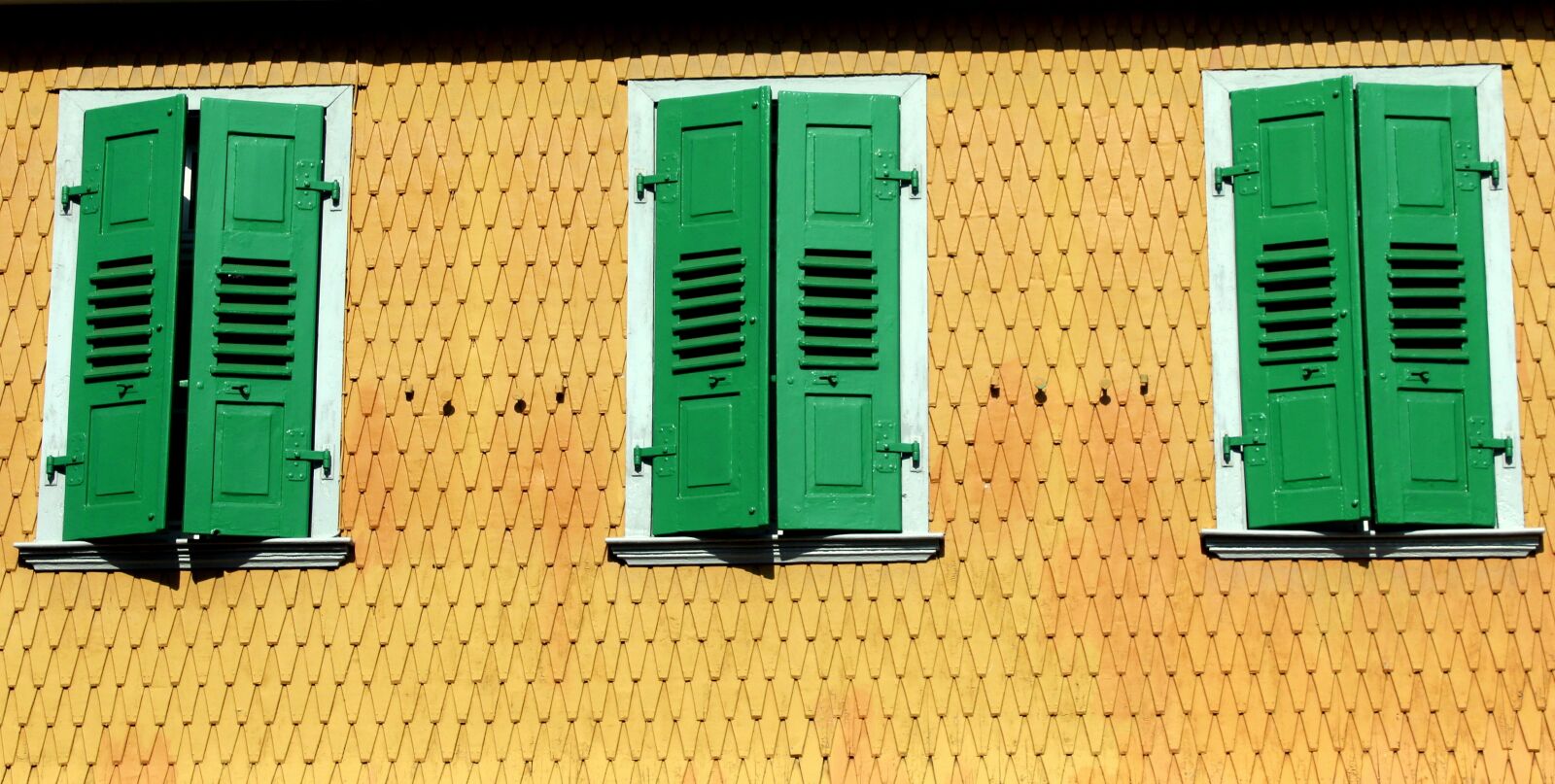 Canon EOS 1200D (EOS Rebel T5 / EOS Kiss X70 / EOS Hi) sample photo. The window, shutters, building photography