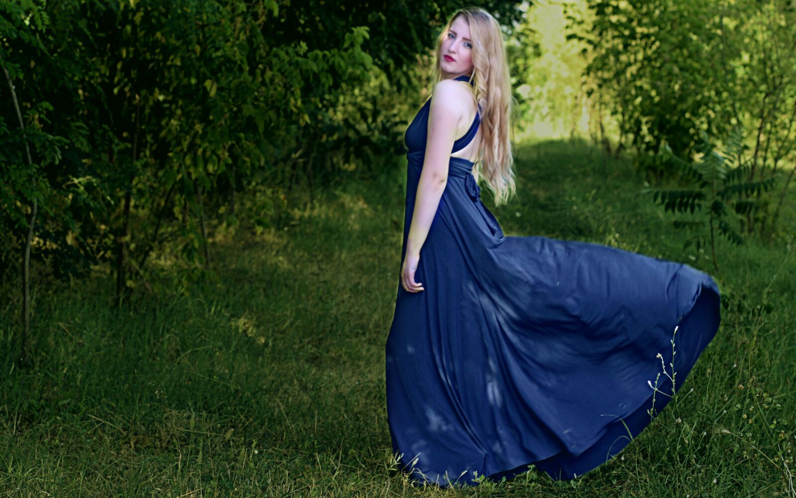 Canon EOS 700D (EOS Rebel T5i / EOS Kiss X7i) + Canon EF 85mm F1.8 USM sample photo. Girl, blonde, dress photography