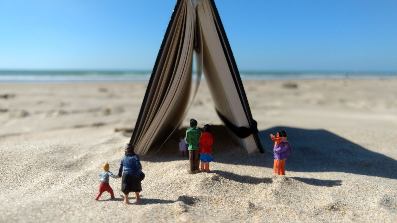 Motorola Moto G (4) sample photo. Miniature figures, beach, notebook photography