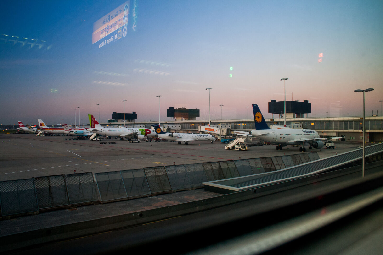 Canon EF-S 18-55mm F3.5-5.6 II sample photo. Airport, waiting, boarding, planes photography