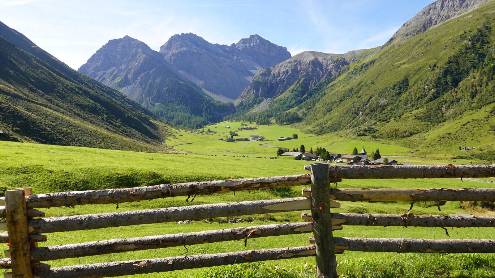 Sony DSC-RX100M7 sample photo. Mountains, valley, fields photography