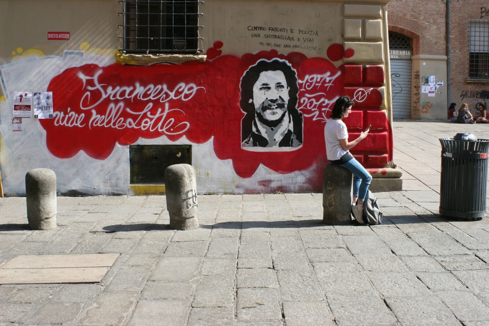 Canon EOS 20D sample photo. Grafitti, girl, mobile phone photography
