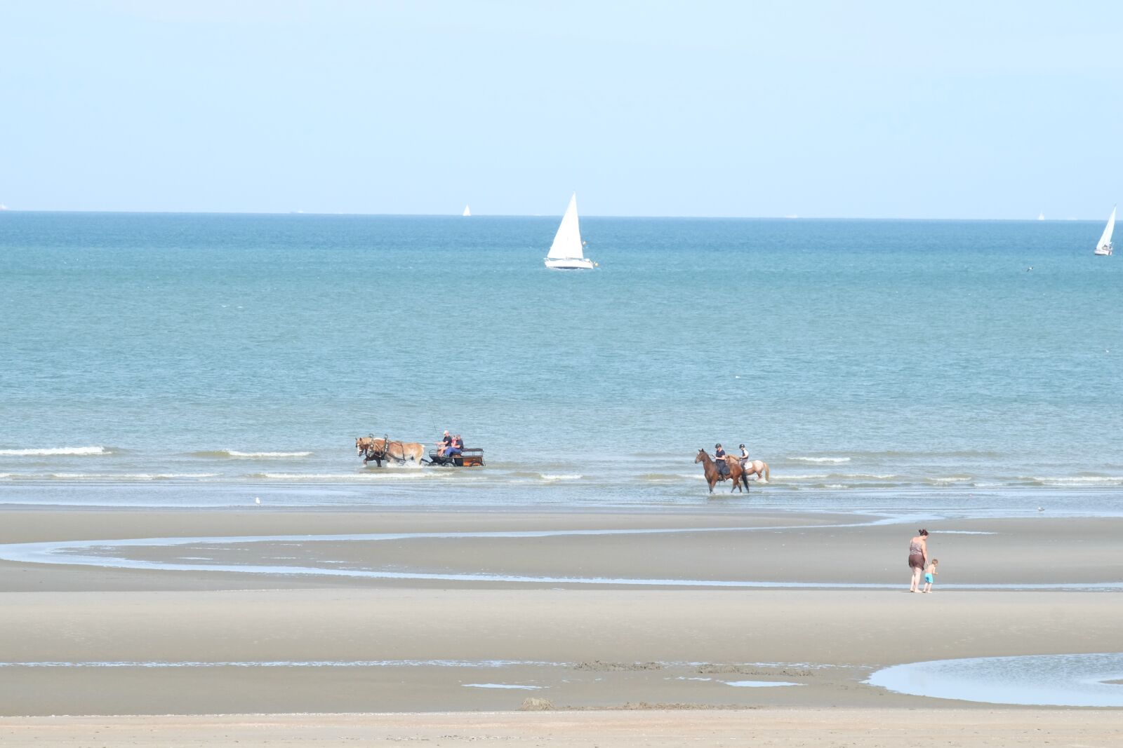 Fujifilm X-M1 + Fujifilm XF 55-200mm F3.5-4.8 R LM OIS sample photo. Beach, belgium, summer photography