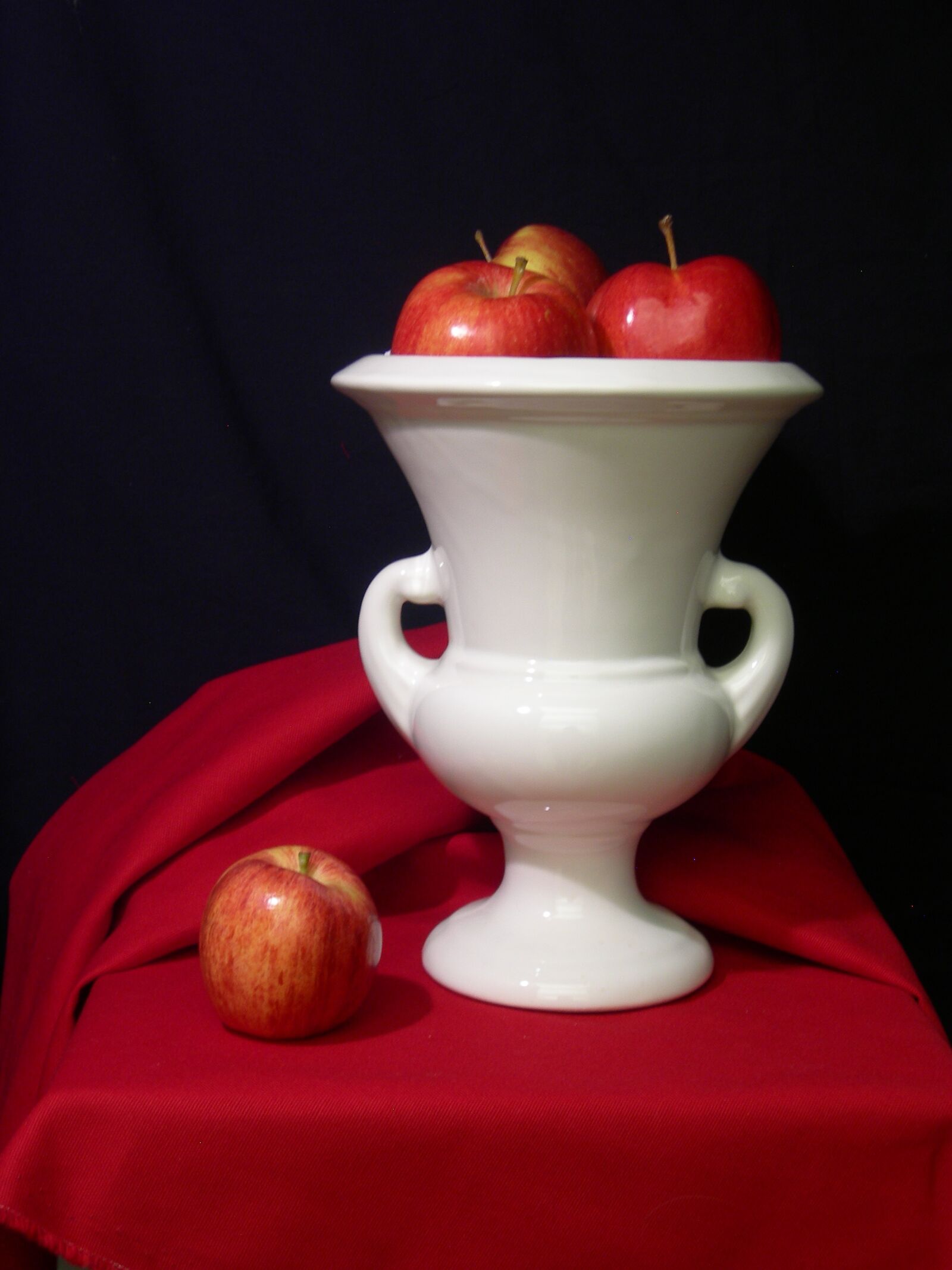 Nikon E7600 sample photo. Still-life, apples, vase photography