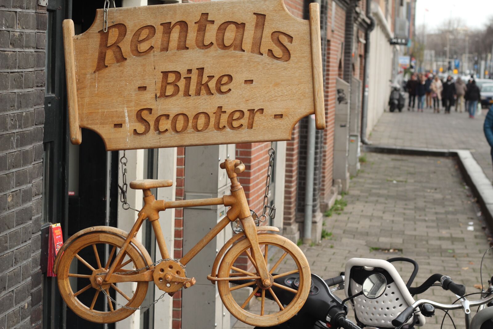 Canon EOS 1300D (EOS Rebel T6 / EOS Kiss X80) sample photo. Plate, bike rental, original photography