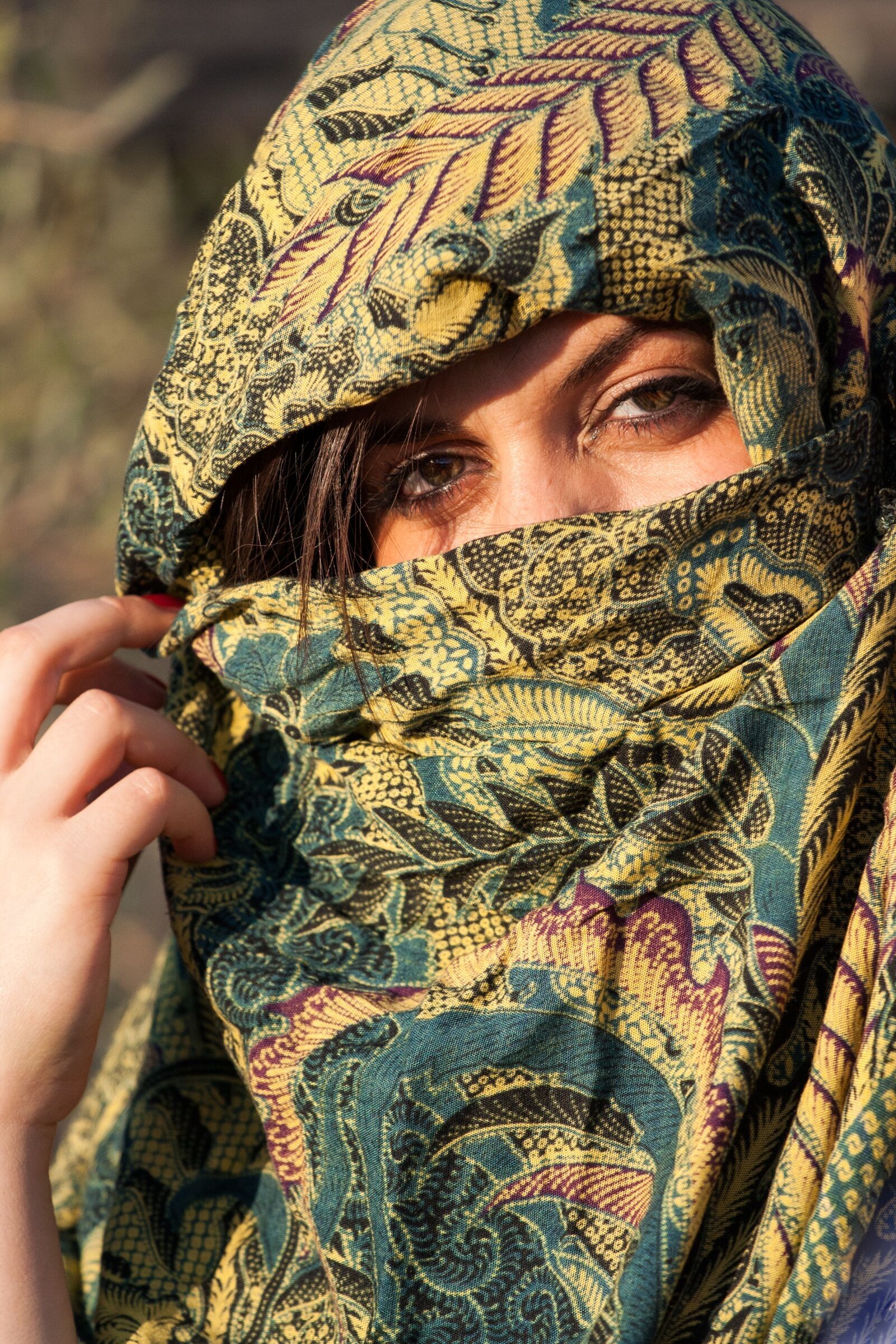 Canon EOS 350D (EOS Digital Rebel XT / EOS Kiss Digital N) sample photo. Woman, portrait, scarf photography