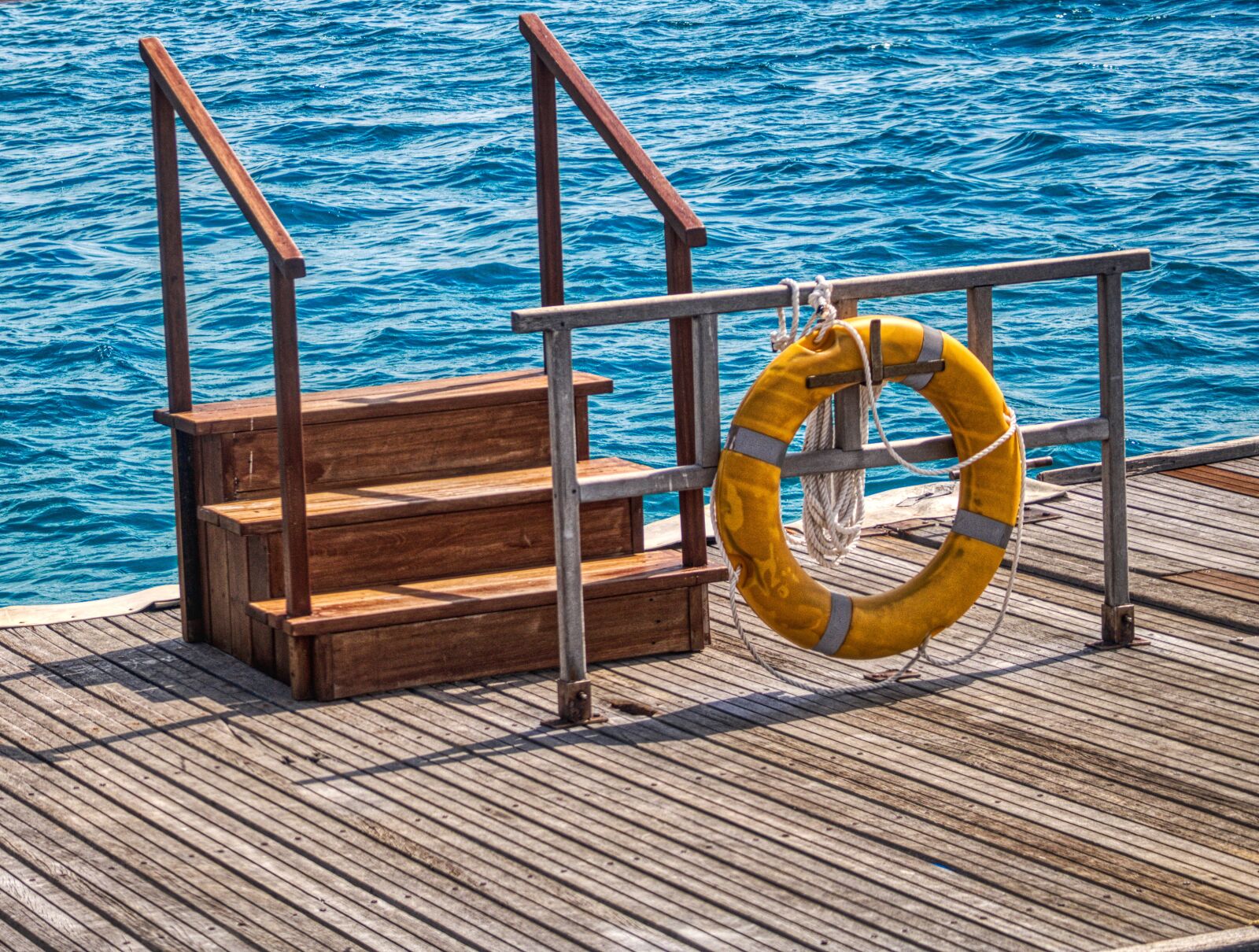 Canon EOS 750D (EOS Rebel T6i / EOS Kiss X8i) sample photo. Wood, sea, maldives photography