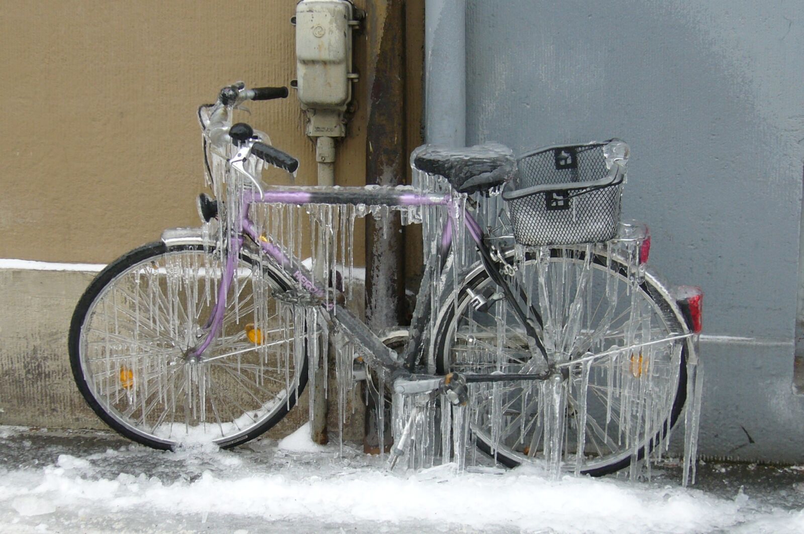 Panasonic DMC-LS3 sample photo. "Icicle, winter, bike" photography