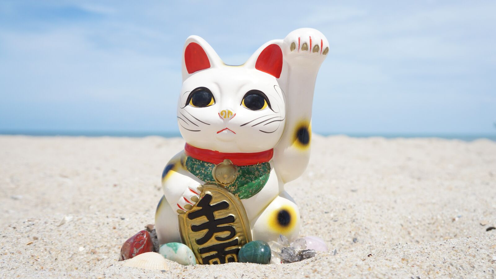 Sony Alpha a3000 + Sony E 18-55mm F3.5-5.6 OSS sample photo. Maneki neko, feng shui photography